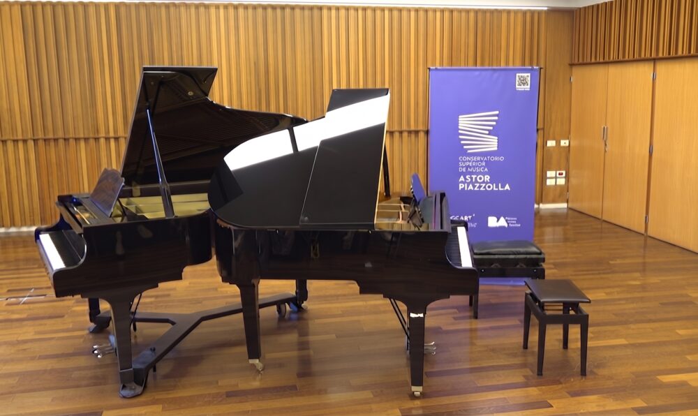 Dos pianos de cola en una sala del Conservatorio Superior de Música Astor Piazzolla